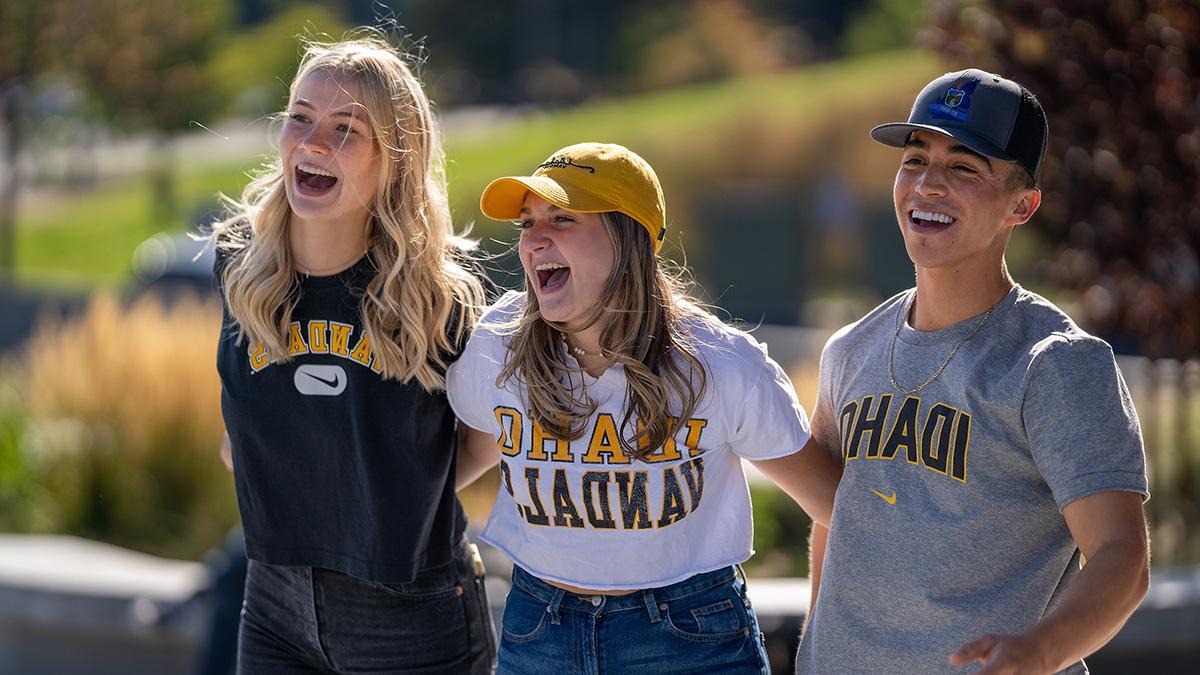 Vandals pose and wear 的ir U of I gear on campus